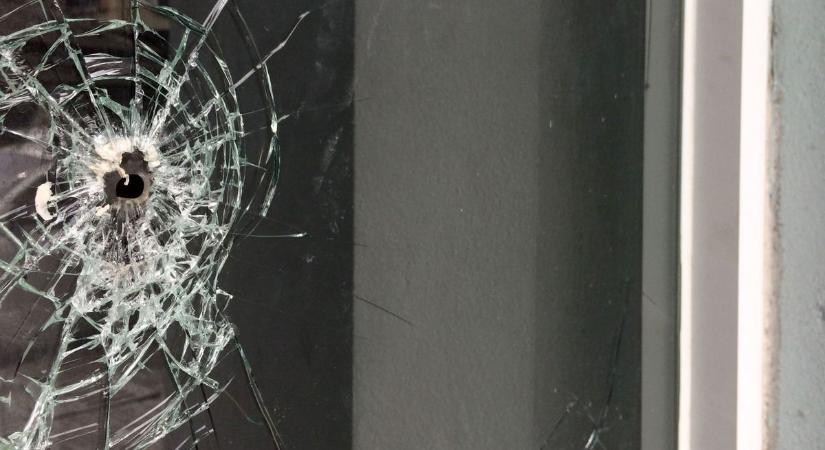 Brutális lövöldözés a vendéglőben: az egész tárat beleeresztette a menekülő édesanyába a tettes
