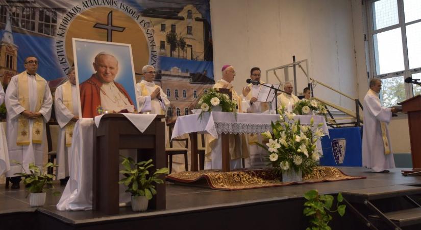 Szent II. János Pál pápa tiszteletére avattak iskolakápolnát Karcagon – galériával