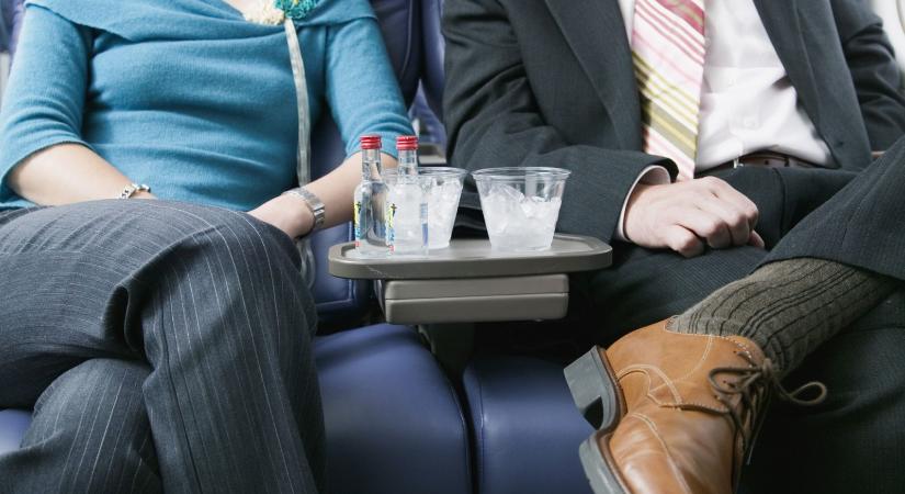 Egy légiutas-kísérő elárulta, mit nem szabad inni a repülőn