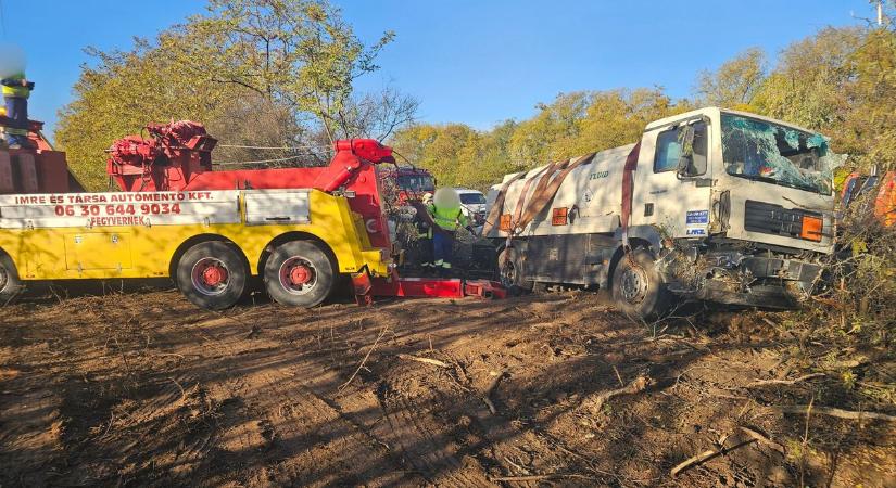 Félelmetes baleset Törökszentmiklósnál: így állították talpra a vaddal ütközött teherautót