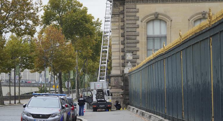 Ezért kicsi az esélye, hogy megtalálják a Louvre-ból ellopott koronaékszereket