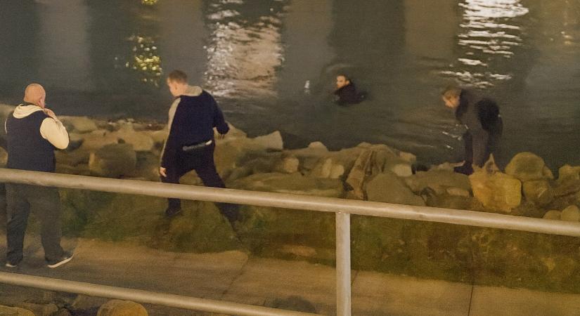 Dunába ugrott a betörő, egy méterre úszkált a parttól, ahol a rendőrök sétáltak mellette, amíg el nem fáradt