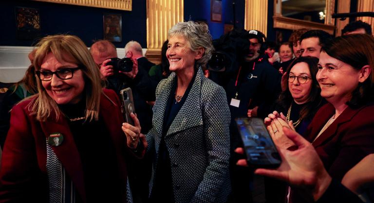 A baloldali Catherine Connolly mindent elsöprő győzelmet aratott az ír elnökválasztáson