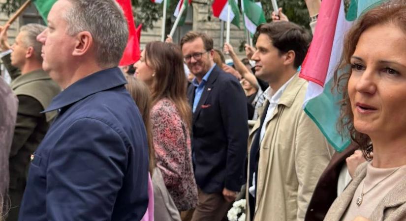 Rövid pórázon: Manfred Weber embere is Magyar Péterékkel vonult október 23-án