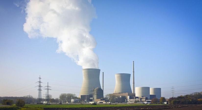 Videó: atomerőmű hűtőtornyait robbantották fel Németországban