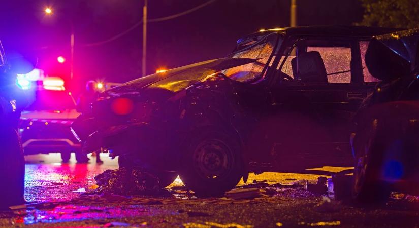 Szörnyű baleset Jászladányban: az autó a becsapódás következtében egy villanyoszlopot is kidöntött