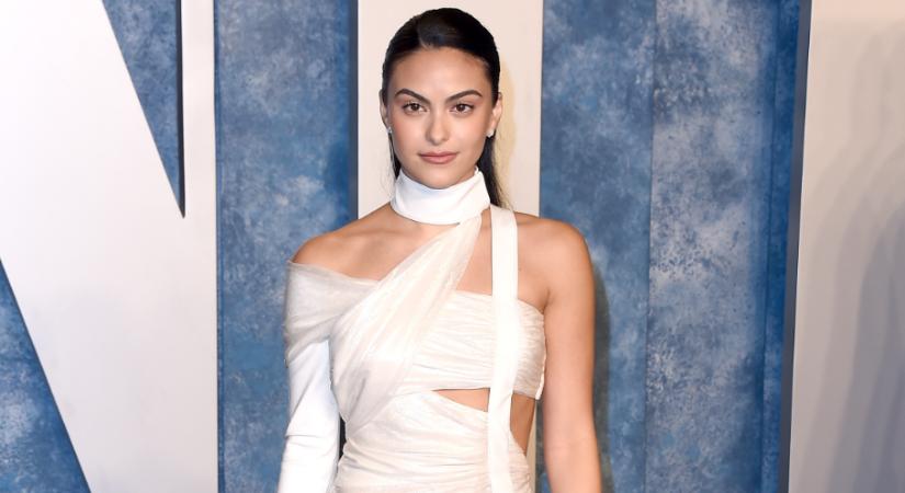 Eljegyezték a Riverdale sztárját, itt vannak a lánykérés részletei