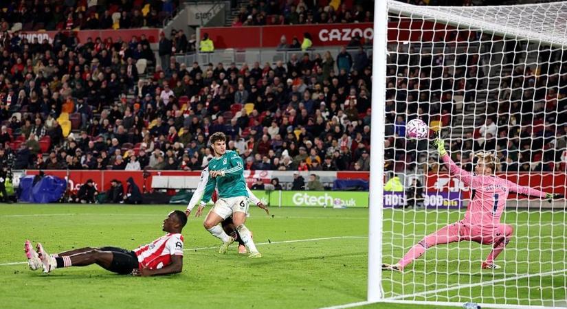 Áll a bál a Liverpool meccsén, botrány lett Kerkez Milos góljából