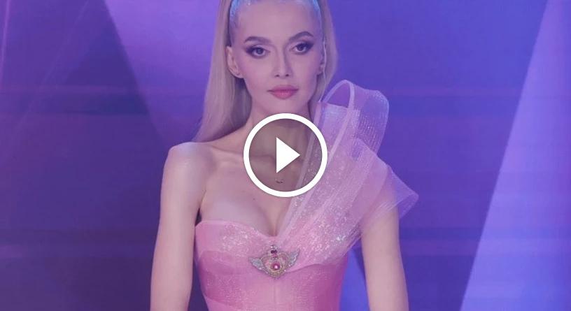 Herceg Erika bomba alakot villantott a Megasztárban, a miniruhájában a bugyija is kivillant – fotó