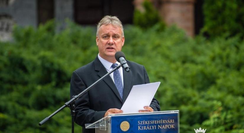 Fecsegő, avagy arcok, harcok, emberek, életutak beszélgető est vendége Simon László volt