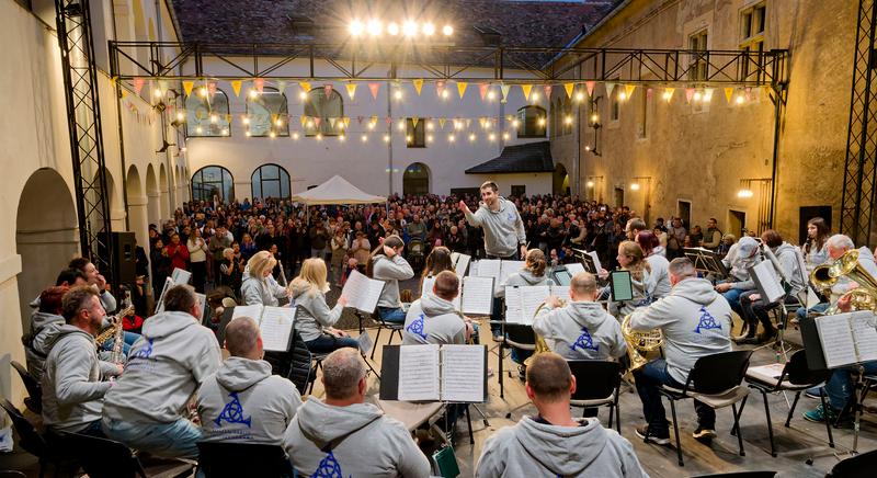 Fiesztahangulat a kőszegi fúvósokkal az Orsolya-napi Vásáron