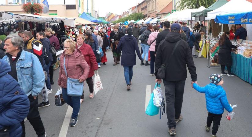 Fekete lángos Szombathelyen, Simon-Júdás vásár, Vasban a Lidl mozgóboltja, súlyos balesetek - fotók, videó
