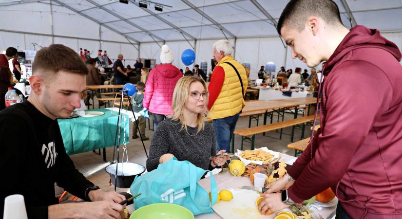 Mórahalom illatfelhőben úszott: forralt borral, tánccal és tortával ünnepelt a város – galériával, videóval