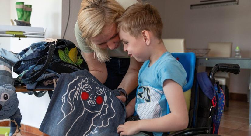 Jótékonysági vásárt tartottak Zsombiért, az esőgyerekért - ez a tét