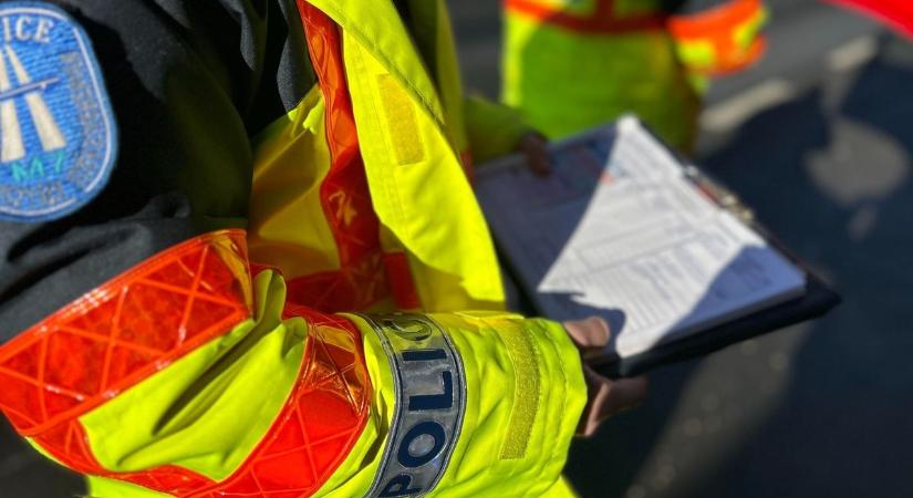 Alig hitt a szemének a rendőr, amikor kinyitotta az ágyneműtartót (videóval)