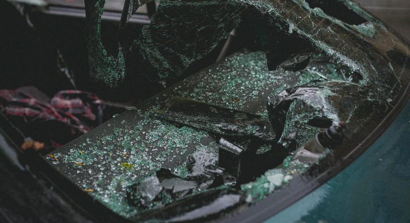 Törés-zúzás a XVIII. kerületben, súlyos károkat okozott egy autós