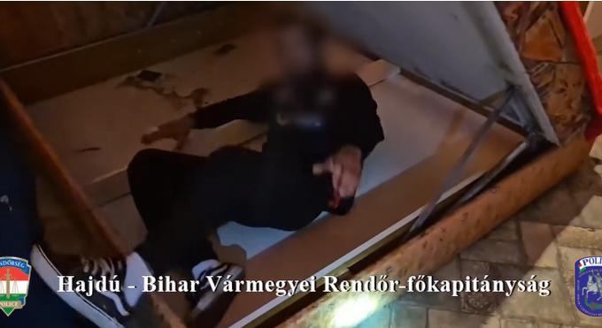 Ágyneműtartóba bújt a hajdúhadházi rendőrök elől egy férfi