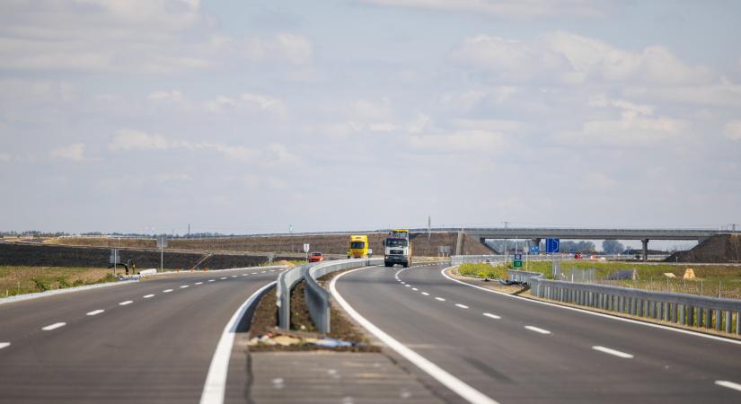 Már az utolsó simításokat végzik az M4-es új szakaszán - fotók