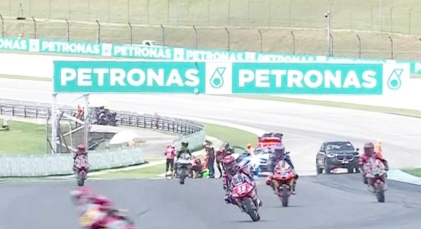 Videó: horrorbukás miatt borult a MotoGP mai programja - A világbajnok már a rajt előtt kiesett