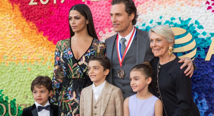 Matthew McConaughey 17 éves fia kiköpött apja – vagy még nála is sármosabb!