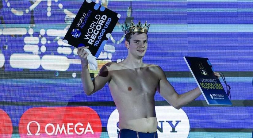 Kós Hubert hátát nézi a bujkáló Milák Kristóf