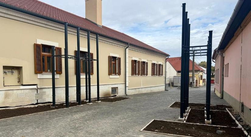 Tokajban furcsa vasszerkezetek jelentek meg – kiderült, mi készül a történelmi belvárosban (fotókkal)