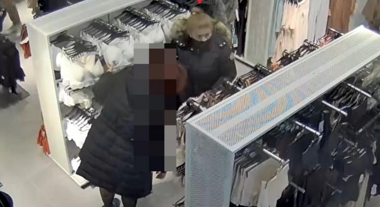 Győri áruházból lopott volna, megzavarták, most a biztonsági kamera buktathatja le a barna hajú nőt – fotók
