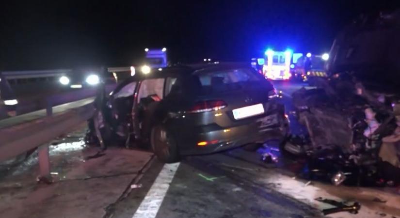 Tízen megsérültek, egy gyermeket kellett újraéleszteni az M1-esen történt balesetben