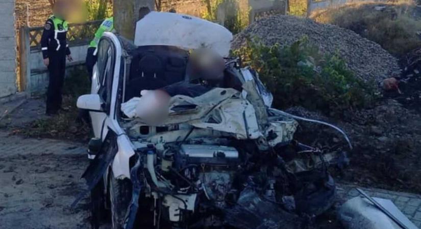 Brutális baleset: a sofőrnek esélye sem volt a túlélésre
