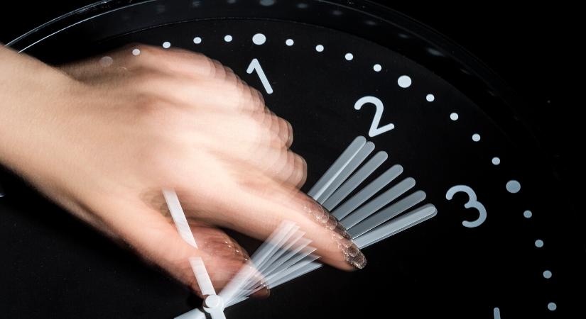 Így csökkenthetők az óraátállítás kellemetlen hatásai – a Közegészségügyi Hivatal tanácsai