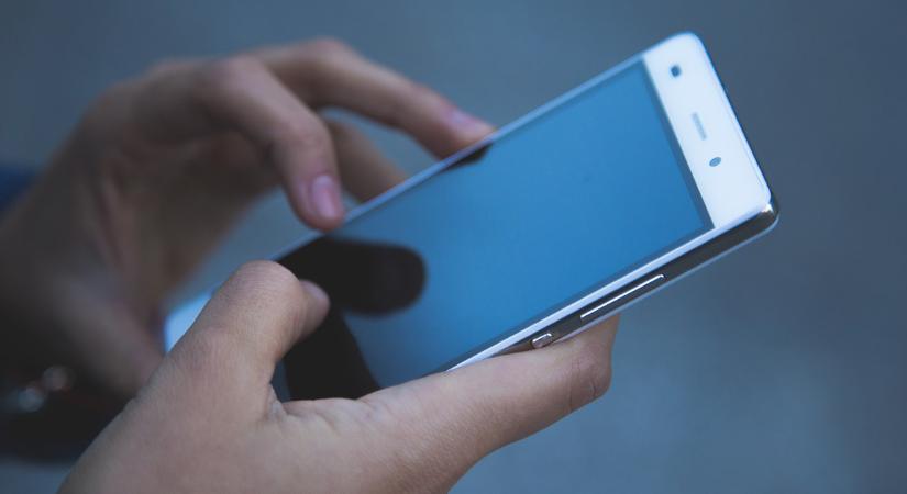 Nem túlzás: az életet veszi el a fiataloktól a telefon a debreceni pszichológus szerint