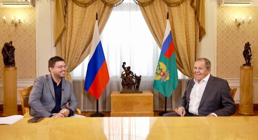 Szijjártó Péter személyesen intézett el egy Lavrov-interjút a kedvenc YouTube-csatornájának