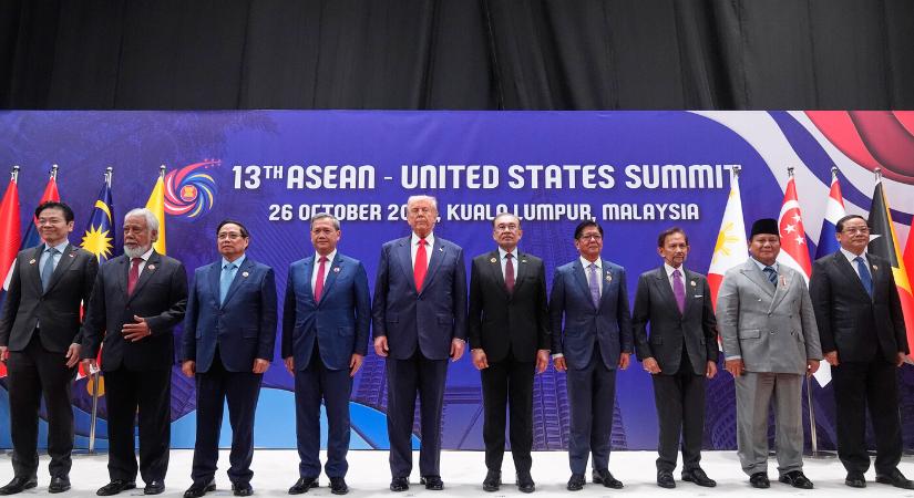 A thaiföldi és a kambodzsai vezetők Trump jelenlétében aláírták a tűzszüneti megállapodást