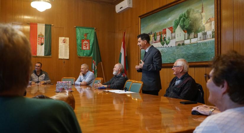Új tagtárs, helytörténet, városfejlesztés az időstanács ülésén