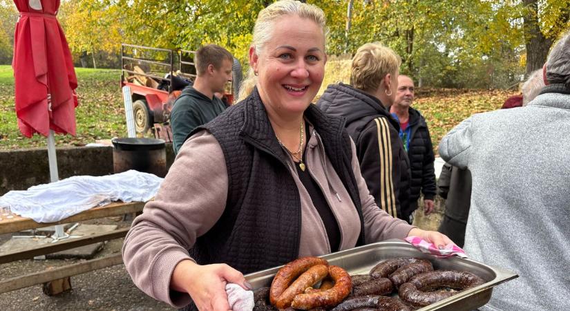 Sült a hurka, készült a kolbász: falusi disznóvágással idézték meg a múltat Vasszécsenyben - fotók