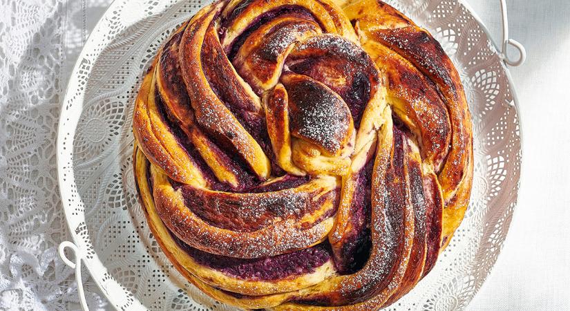 Bekuckózós falatok őszi hétvégékre: krémsajtos, áfonyalekváros babka