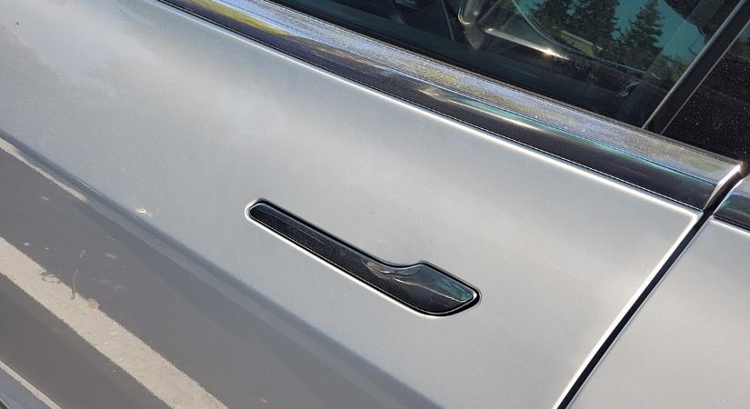 Bennégtek az autóban, riadót fújtak a szakértők a rejtett autókilincsek miatt