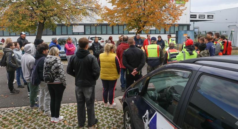Elindultak a keresőcsapatok: vasárnap is sokan keresik az eltűnt Lászlót - fotók