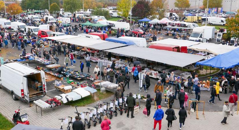 A bolhapiac és a koszorúkínálat rengeteg embert vonzott a zalai városban (galéria)