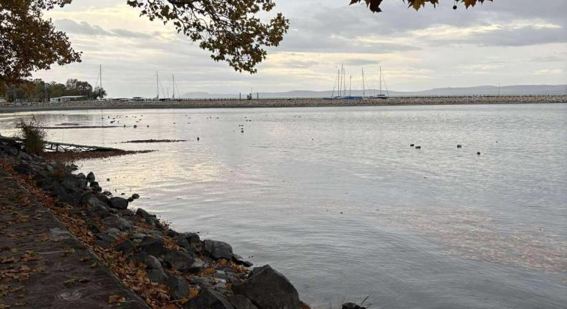 Viharos szél fogadta a Balatonnál ünneplőket