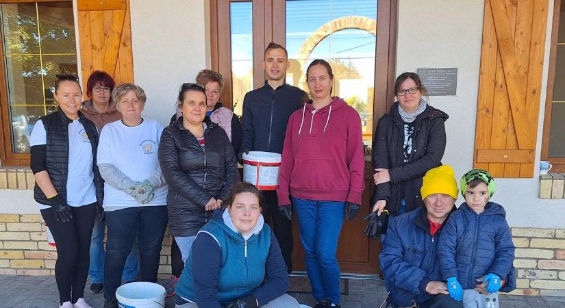 Önkéntesek számolnak le a gumigyilkos növény terjedésével Kisteleken