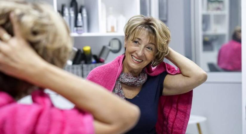 Elképesztő átalakulás a smink és a frizura erejével: a ritkuló haj sem jelentett akadályt