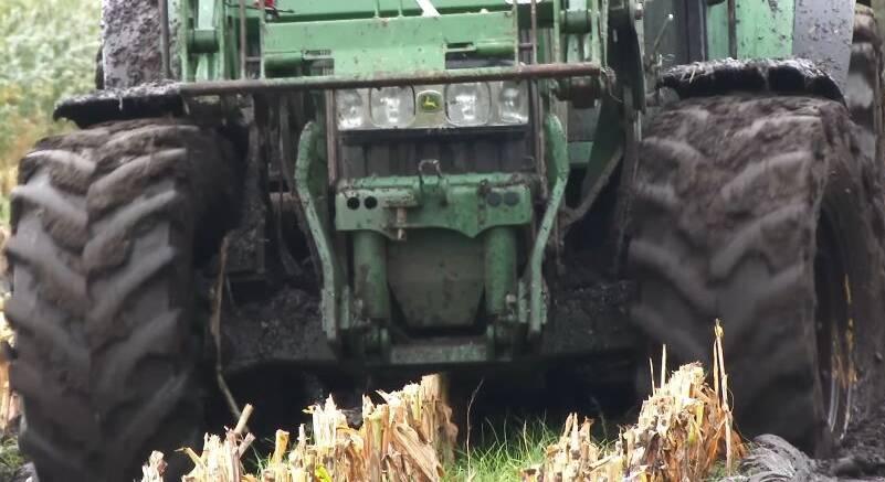 Sárban aratják a silókukoricát, két traktor húzza a pótkocsit
