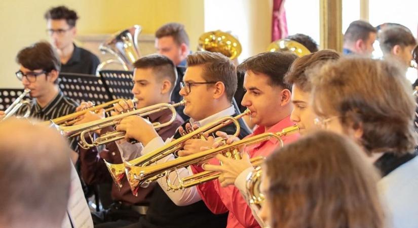 Klasszikusok kakaóval – fúvószenével telt meg a Miskolci Nemzeti Színház