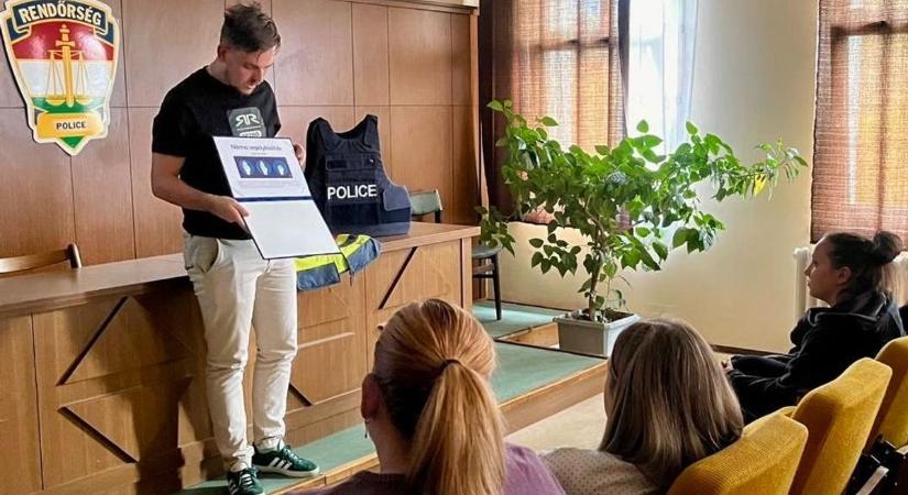 Az ózdi általános iskola nyolcadikosai ezúttal a rendőrkapitányság falai között tanultak
