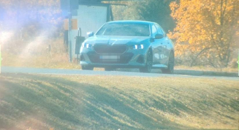 Kiakadt a traffipax: ön se hiszi el, mennyivel száguldott ez az autós