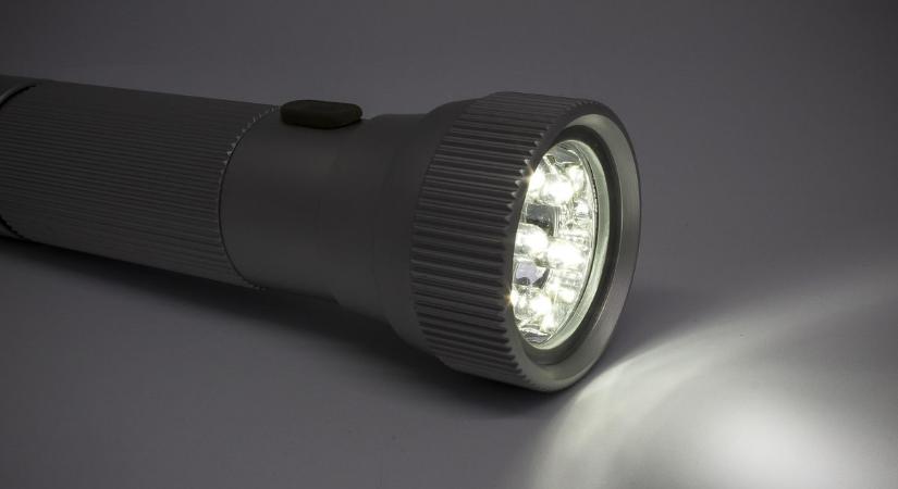 Egy pillanat alatt lángra kaphat a lámpád, lehet nálad is van a hibás készülékből