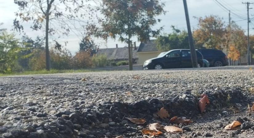 Megújul egy forgalmas utca burkolata Jánossomorján