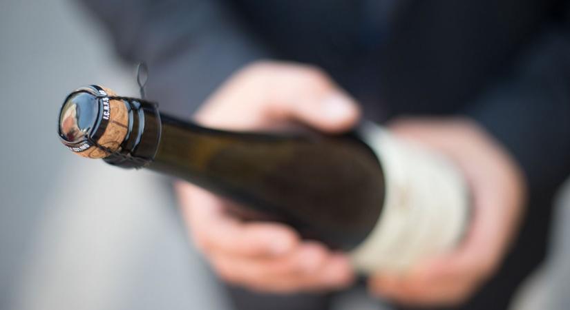 Pezsgősüveggel támadt a vizsolyi buszmegállóban
