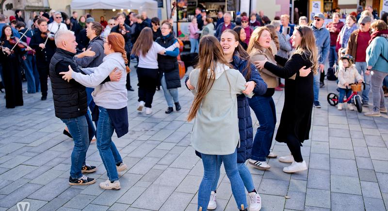 A Hajnalcsillag Néptáncegyüttes flashmobja a Jurisics téren